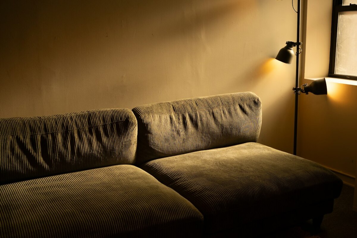 The “Layered Lamp” Setup: How to Make Any Room Feel Cozy and Functional Without Renovating
